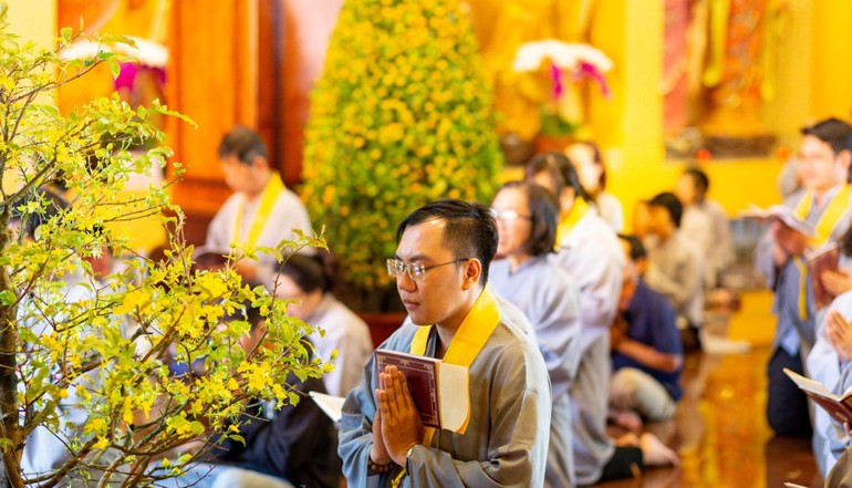 Phật tử tụng kinh cầu nguyện đầu năm - Ảnh: Phùng Anh Quốc