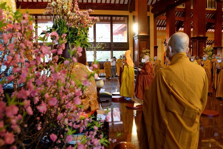 Chư vị giáo phẩm niêm hượng bạch Phật tại chánh điện Việt Nam Quốc Tự