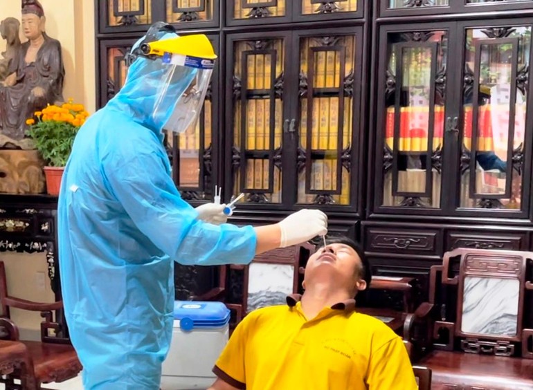 Nhân viên y tế lấy mẫu xét nghiệm tại chùa Viên Giác chiều 20-2-2021