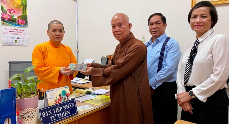 Đại đức Thích Tâm Huệ và các Phật tử chùa Hoằng Pháp trao tiền ủng hộ tại văn phòng Ban Từ thiện xã hội Báo Giác Ngộ - Ảnh: Tuyền Cherry