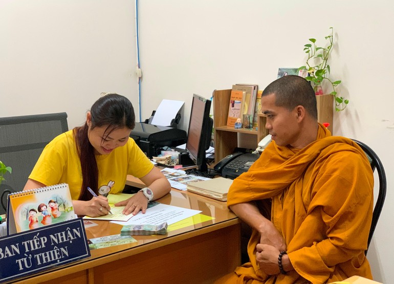 Đại đức Thích Minh Trang tại văn phòng Ban Từ thiện xã hội Báo Giác Ngộ - một trong các điểm tiếp nhận