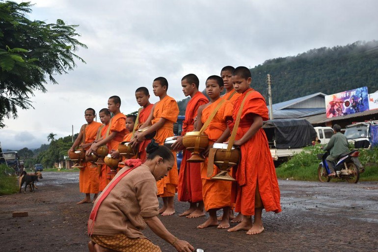 Chư Tăng tại Lào theo truyền thống Nam tông, vẫn duy trì hạnh trì bình khất thực mỗi ngày