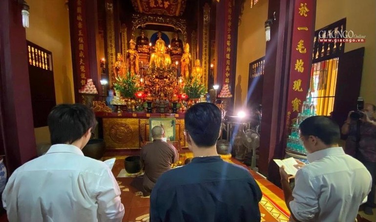 Nhóm Rap Nhà Làm sám hối tại chùa Quán Sứ sáng 6-10-2021 xin Giáo hội, Tăng Ni, Phật tử trong và nước tha lỗi, cam kết sẽ không tái phạm - Ảnh: VP1 Trung ương GHPGVN