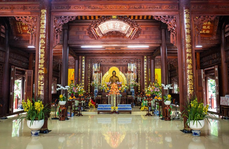 Chánh điện Quảng Hương Già Lam