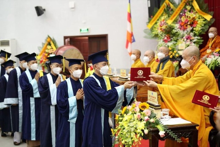 Hòa thượng Thích Hải Ấn, Viện trưởng Học viện Phật giáo VN tại Huế trao văn bằng đến các tân Cử nhân Phật học khóa IX trong buổi lễ diễn ra tại hội trường Hoa Sen 