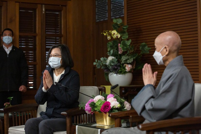 Nhà lãnh đạo Đài Loan Thái Anh Văn và Ni trưởng Chứng Nghiêm - người sáng lập và lãnh đạo Hội từ thiện Phật giáo Từ Tế
