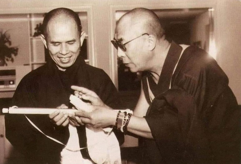 Đức Dalai Lama trong một lần gặp gỡ Thiền sư Thích Nhất Hạnh - Ảnh: Làng Mai