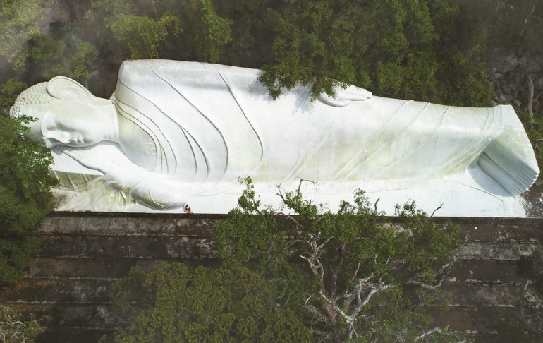 Tượng Phật Thích Ca nhập Niết-bàn trên núi Tà Cú