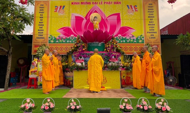 Lễ đài Kính mừng Phật đản tại niệm Phật đường Khánh Hạnh