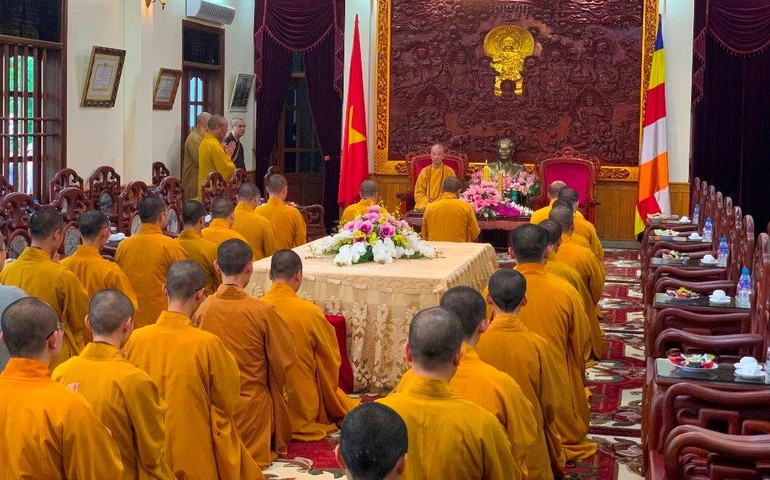 Chư Tăng tại Trường Trung cấp Phật học Nam Định lắng nghe Đức Quyền Pháp chủ GHPGVN giáo giới