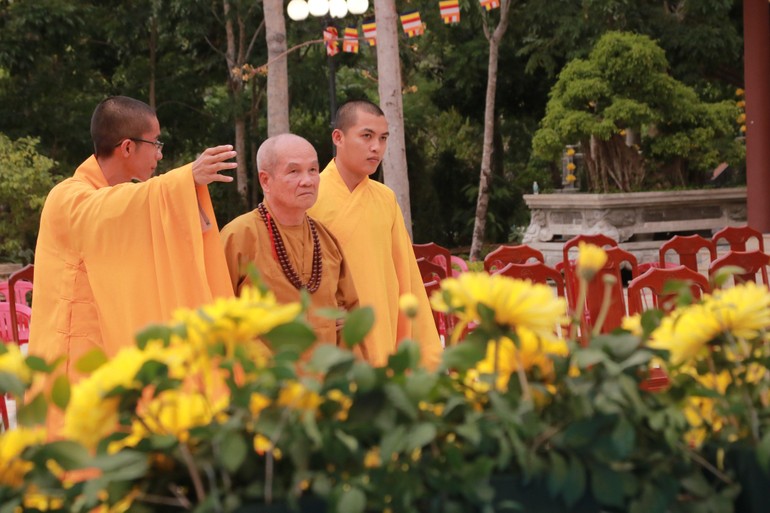 Hòa thượng Thích Minh Thông cùng các Tăng sinh Trường Trung cấp Phật học Khánh Hòa