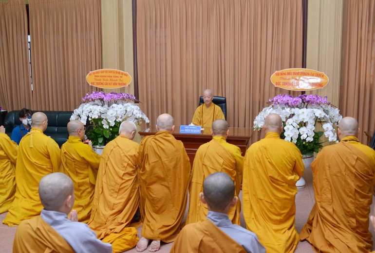 Hội đồng Điều hành Học viện Phật giáo VN đảnh lễ mừng Trưởng lão Hòa thượng Quyền Pháp chủ tăng thêm tuổi đạo sau 3 tháng an cư