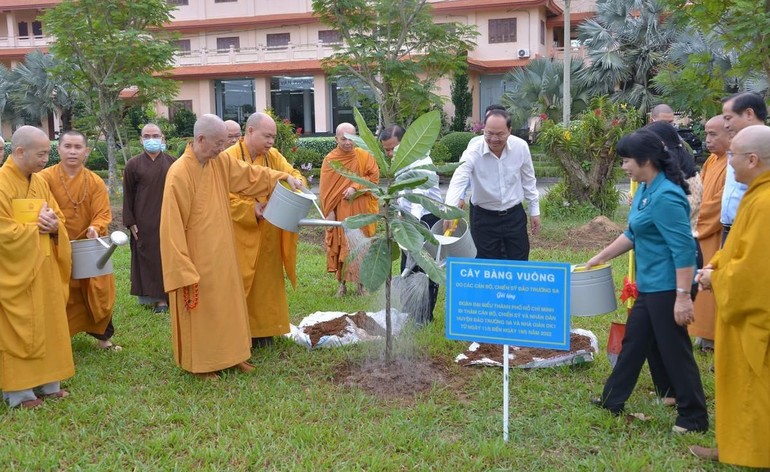 Quan khách và chư tôn đức cùng trồng cây lưu niệm trong khuôn viên cơ sở II của Học viện
