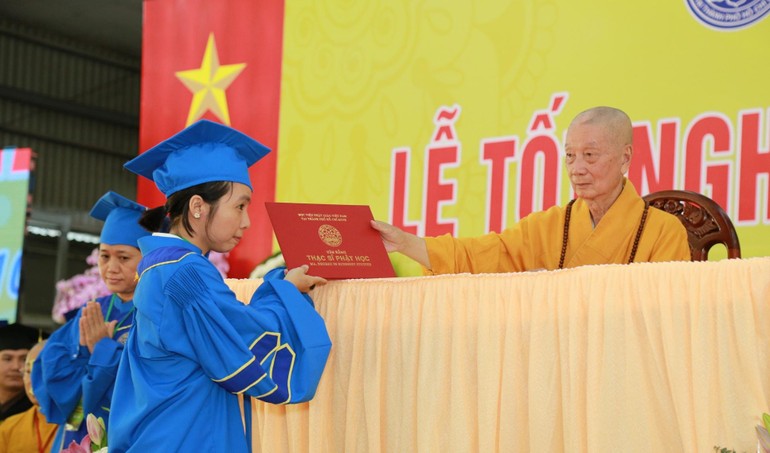 Một học viên cư sĩ khoa Đào tạo từ xa nhận bằng Cử nhân Phật học do Học viện Phật giáo VN tại TP.HCM cấp - Ảnh: Phùng Anh Quốc