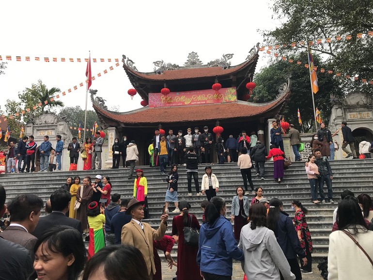 Tam quan chùa Hồng Ân trong ngày khai hội Lim