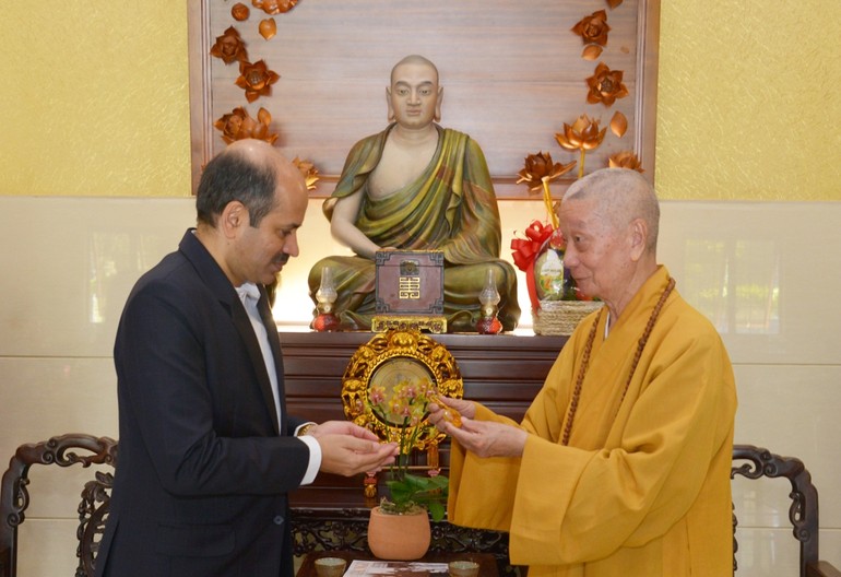 Đức Pháp chủ GHPGVN tiếp thân mật Đại sứ đặc mệnh toàn quốc Cộng hòa Ấn Độ Sandeep Arya đến thăm tại chùa Huê Nghiêm - Ảnh: Bảo Toàn/BGN