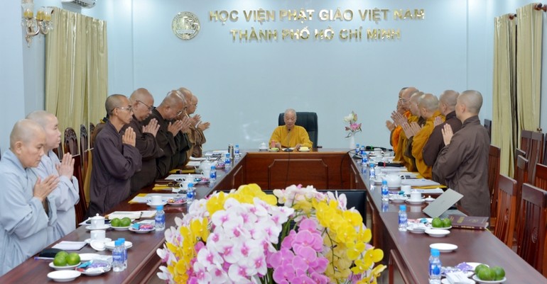 Tất cả chư Tăng Ni thành viên Hội đồng Điều hành đã nhất tâm bày tỏ thỉnh nguyện Trưởng lão Hòa thượng Thích Trí Quảng tiếp tục đảm nhiệm Viện trưởng Học viện Phật giáo VN tại TP.HCM nhiệm kỳ 2022-2027 - Ảnh: Bảo Toàn/BGN