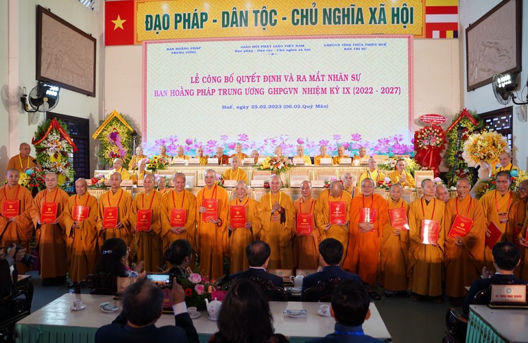 Thường trực Ban Hoằng pháp T.Ư GHPGVN nhiệm kỳ IX (2022-2023) ra mắt tại giảng đường chùa Từ Đàm - cố đô Huế