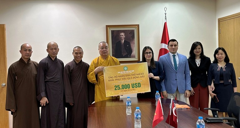 Hòa thượng Thích Thanh Nhiễu và phái đoàn trao bảng tượng trưng 25.000 Mỹ kim tại Đại sứ quán Thổ Nhĩ Kỳ ở Hà Nội