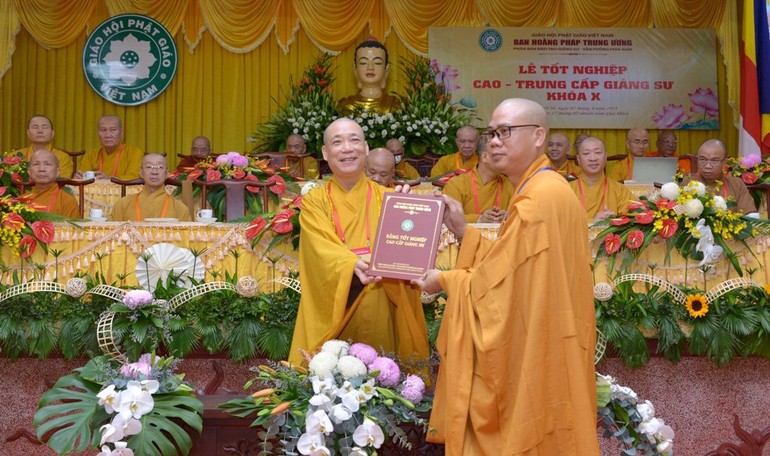 Hòa thượng Thích Bảo Nghiêm trao bằng tốt nghiệp đào tạo Cao - Trung cấp giảng sư khóa X (2019-2022)
