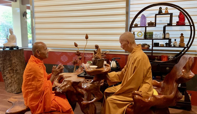 Hòa thượng Đào Như trình với Đức Pháp chủ GHPGVN về Phật sự tại TP.Cần Thơ - Ảnh: BGN