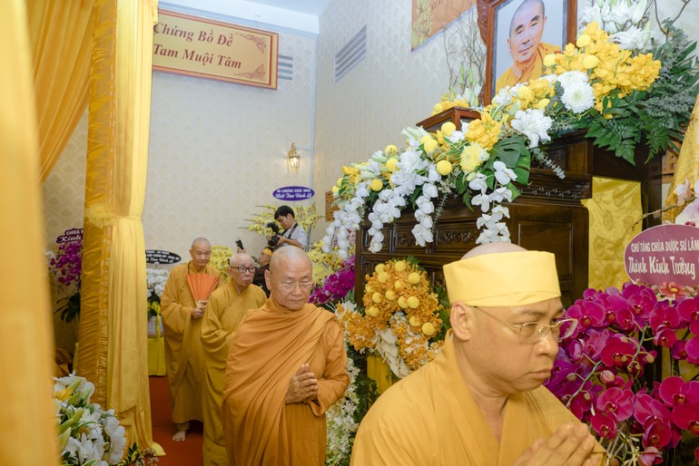 Hữu nhiễu kim quan tưởng niệm trước Giác linh Trưởng lão Hòa thượng Thích Giác Quang - Thành viên Hội đồng Chứng minh GHPGVN.