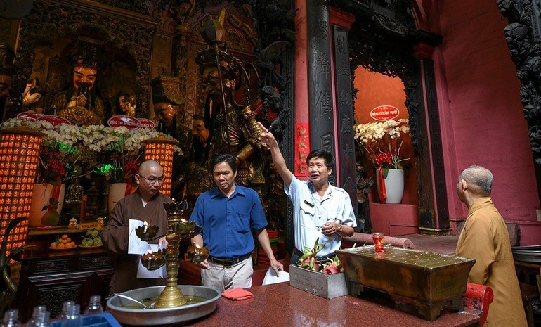 Đoàn thanh tra của Bộ VH-TT&DL do ông Phó Chánh thanh tra Hà Văn Lâu làm trưởng đoàn kiểm tra thực tế hiện trạng các hạng mục và hiện vật tại di tích Kiến trúc - Nghệ thuật Quốc gia chùa Phước Hải, Q.1, TP.HCM - Ảnh: BGN