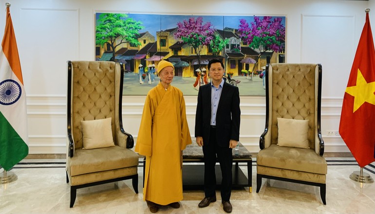 Đức Pháp chủ GHPGVN đến thăm Đại sứ quán Việt Nam tại Ấn Độ nhân ngài cùng phái đoàn tham dự Hội nghị Thượng đỉnh Phật giáo Toàn cầu năm 2023 tổ chức tại New Delhi (trong ảnh là Đức Pháp chủ GHPGVN với ông Đại sứ Nguyễn Thanh Hải).