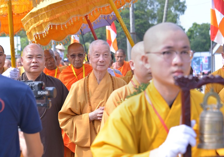 Cung nghinh Đức Pháp chủ và chư vị giáo phẩm Hội đồng Chứng minh GHPGVN quang lâm lễ đường Học viện Phật giáo Nam tông Khmer tại TP.Cần Thơ - Ảnh: Bảo Toàn/BGN