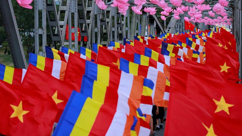 Quốc kỳ và Đạo kỳ trong lễ rước Phật tại Huế - Ảnh: VOV