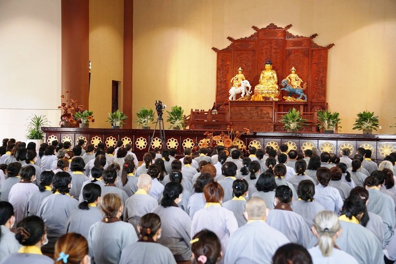 Đông đảo Phật tử đã đến chùa Huê Nghiêm nghe giảng, tham dự khóa tu thường kỳ trong ngày 30-4-2023 - Ảnh: Tâm Nghiêm/BGN