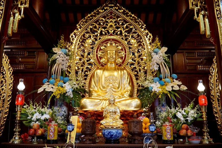 Tôn tượng Đức Phật Bổn Sư do các nghệ nhân cố đô Huế tôn tạo bằng đồng, tại chánh điện chùa Quảng Đức