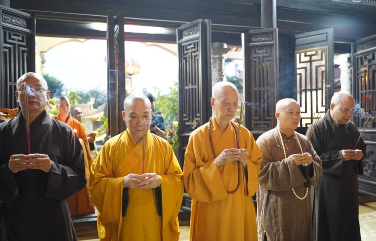 Đức Đệ tứ Pháp chủ và chư vị giáo phẩm dâng hương tại Tổ đường chùa Vọng Cung, Nam Định chiều 7-5-2023