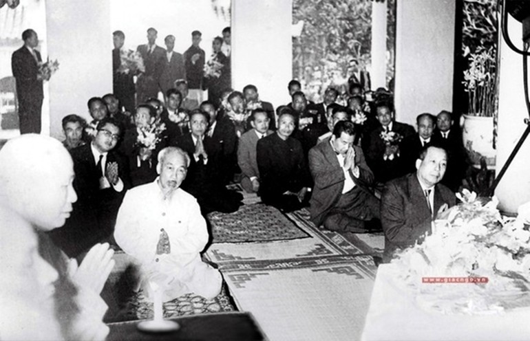 Chủ tịch Hồ Chí Minh cùng với Vua Lào lễ Phật tại chánh điện chùa Quán Sứ, Hà Nội (1966) - Ảnh tư liệu GN