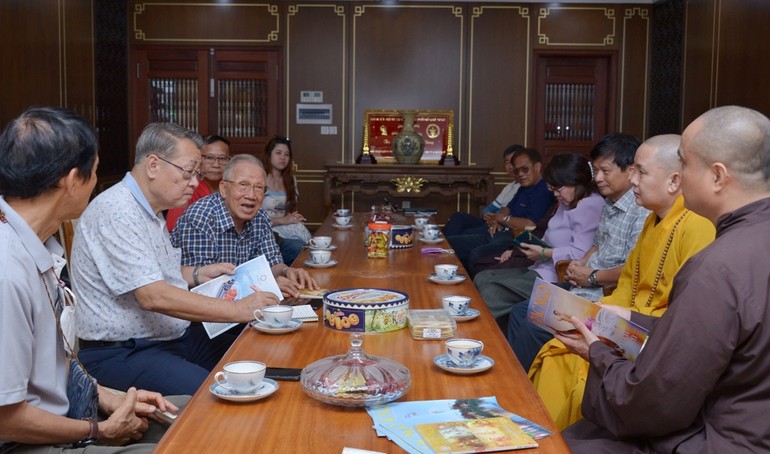 Phái đoàn các nhà báo Thái Lan tìm hiểu, trao đổi về Báo Giác Ngộ và báo chí Phật giáo Việt Nam - Ảnh: BGN