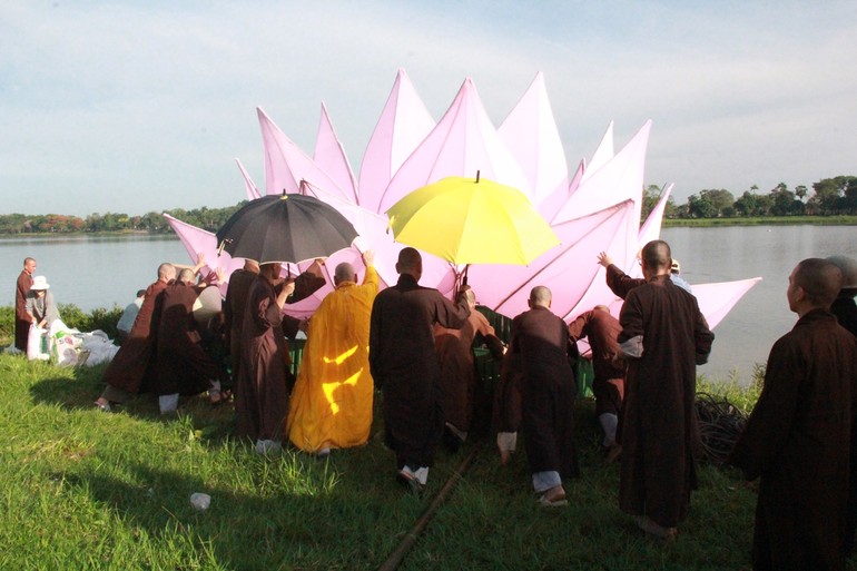 Quý Hòa thượng và các Tăng Ni sinh Học viện Phật giáo VN tại Huế đưa sen tiếp nước sông Hương