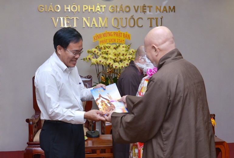Hoà thượng Trưởng ban Trị sự GHPGVN TP.HCM tặng giai phẩm Báo Giác Ngộ đến ông Trưởng ban Tôn giáo TP.