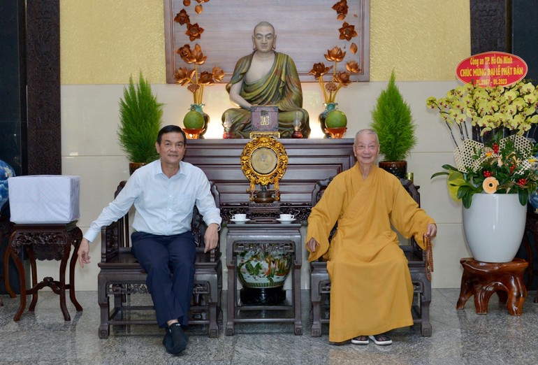 Giám đốc Công an TP.HCM Lê Hồng Nam với Trưởng lão Hòa thượng Thích Trí Quảng - Ảnh: Bảo Toàn/BGN