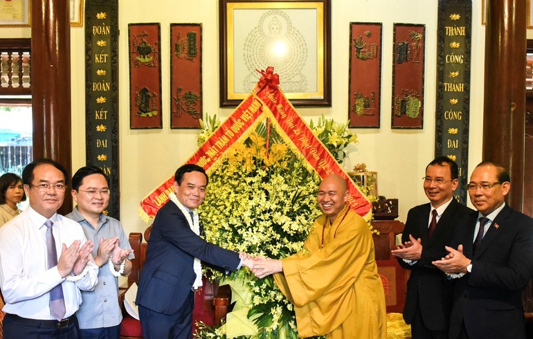 Phó Thủ tướng Trần Lưu Quang và phái đoàn tặng hoa chúc mừng Phật đản tới Thượng tọa Thích Đức Thiện - Phó Chủ tịch, Tổng Thư ký Hội đồng Trị sự GHPGVN tại chùa Phật Tích.