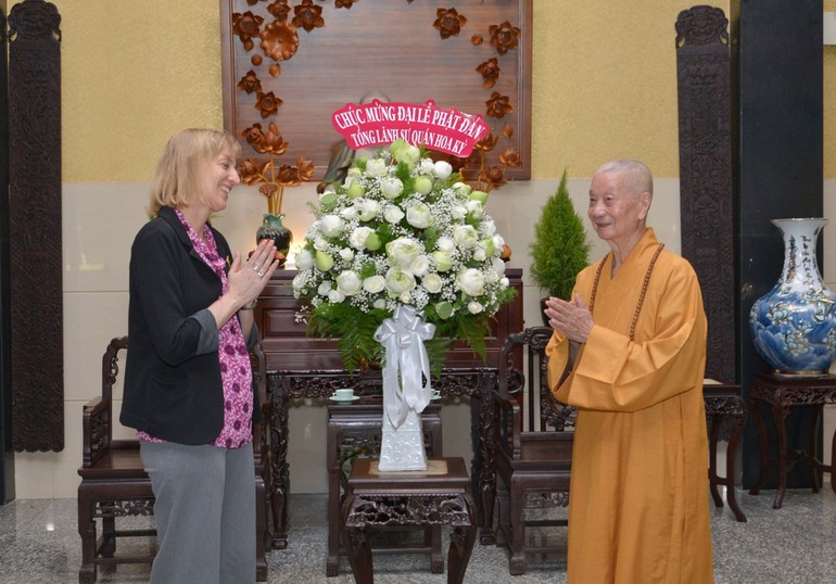 Tổng Lãnh sự Hoa Kỳ tại TP.HCM Susan Burns chúc mừng Đức Pháp chủ GHPGVN nhân Đại lễ Phật đản Phật lịch 2567 (2023) - Ảnh: BT/BGN