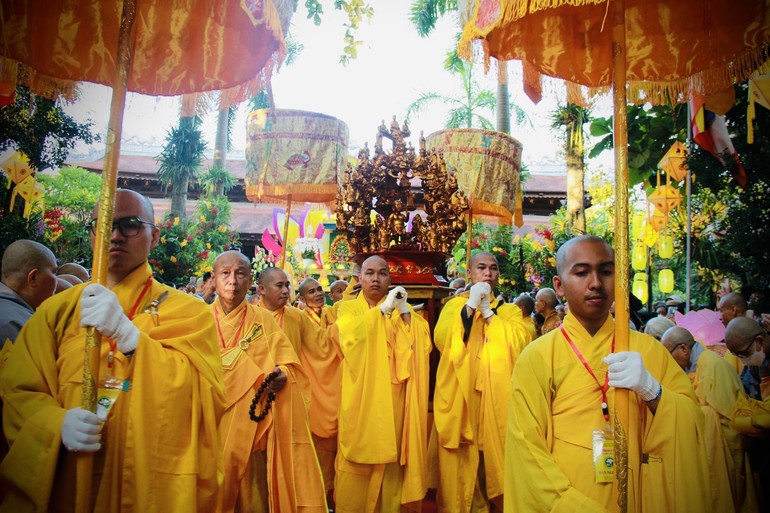 Rước Phật từ Quốc tự Diệu Đế đến chùa Từ Đàm