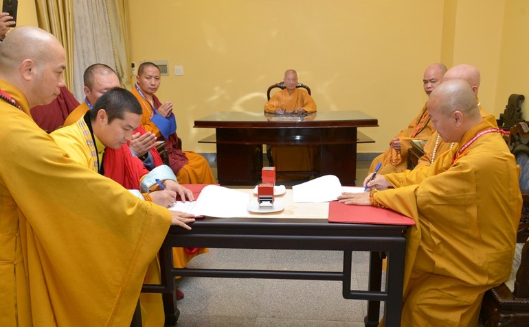 Lễ ký kết hợp tác giữa Học viện Phật giáo VN tại TP.HCM với Học viện Naropa Phật giáo Mông Cổ dưới sự chứng minh của Đức Pháp chủ GHPGVN - Ảnh: Bảo Toàn/BGN