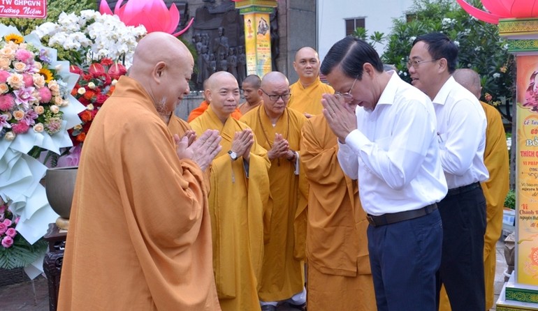 Hòa thượng Thích Lệ Trang với Chủ tịch UBND TP.HCM Phan Văn Mãi tại tượng đài Bồ-tát Thích Quảng Đức - Ảnh: Bảo Toàn