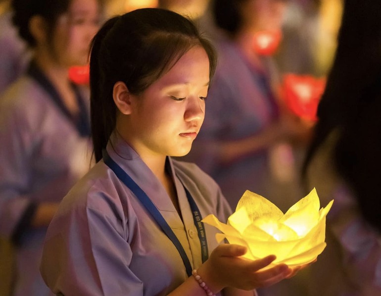 Tú Thanh trong đêm thắp hoa đăng cầu nguyện tại khóa tu ở chùa Vẽ