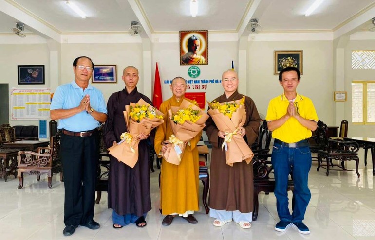 Hòa thượng Thích Từ Nghiêm (đứng giữa) vừa được bổ nhiệm làm Trưởng ban Trị sự GHPGVN TP.Đà Nẵng, nhiệm kỳ 2022-2027.