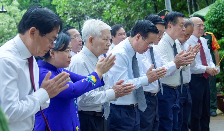 Chủ tịch nước Võ Văn Thưởng cùng vị nguyên Chủ tịch nước, lãnh đạo Đảng, Nhà nước thắp hương tưởng niệm các anh hùng liệt sĩ tại Nghĩa trang Hàng Dương (H.Côn Đảo, tỉnh Bà Rịa - Vũng Tàu) - Ảnh: VP/BGN