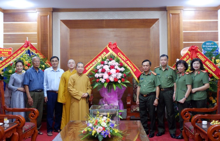 Ban Thường trực Ban Trị sự GHPGVN tỉnh Lạng Sơn trao hoa chúc mừng Công an tỉnh 