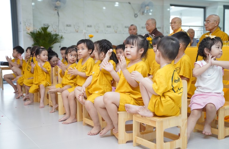 Các cháu nhỏ trong buổi khai giảng năm học mới 2023-2024 tại Trường mầm non Lâm Tỳ Ni - Ảnh: Anh Quốc