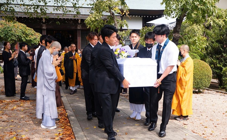 Di quan Hòa thượng Yoshimizu Daichi rời lễ đường tại chùa Tịnh An đến nơi trà-tỳ