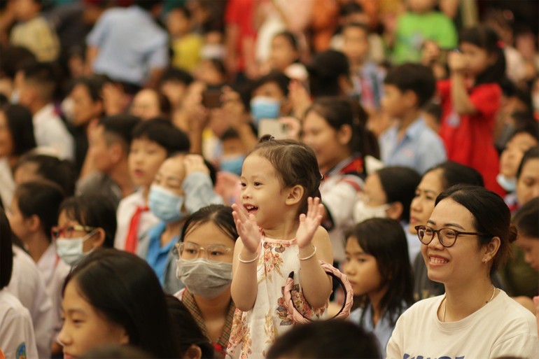 Hào hứng hòa vào các câu chuyện cổ tích được tái dựng trong Đêm hội Trăng Rằm tại Việt Nam Quốc Tự